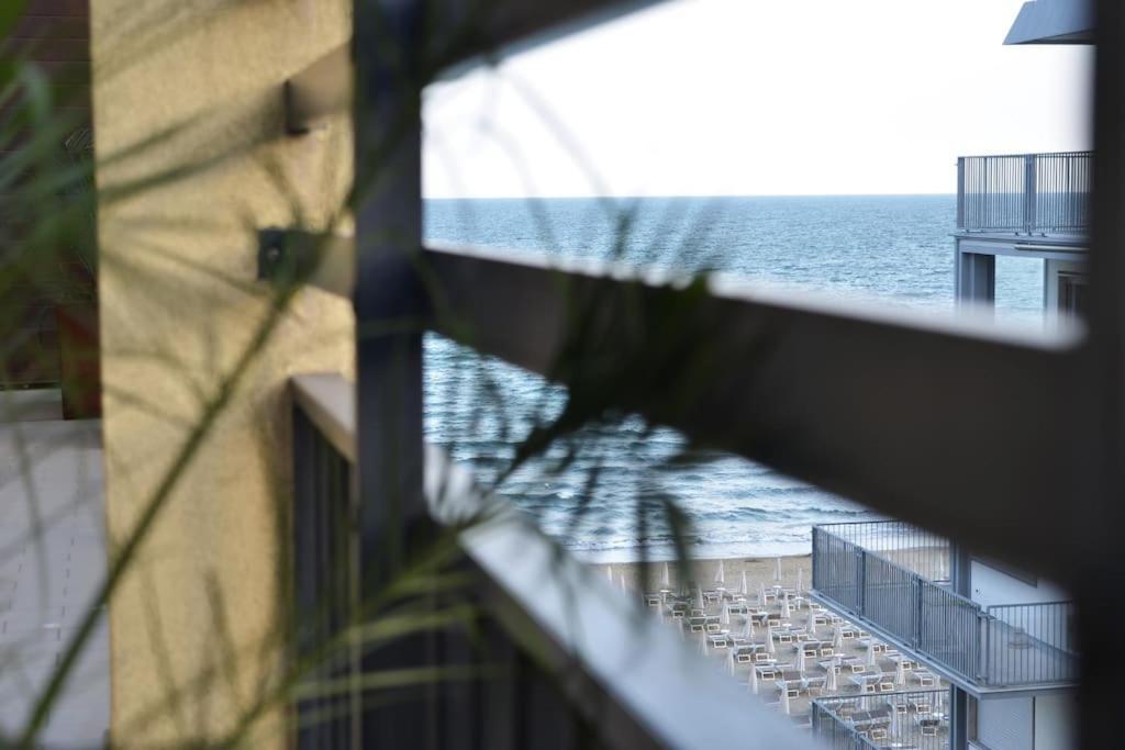 Апартаменты Piazza Nember Attico Con Vista Mare Лидо-ди-Езоло Экстерьер фото