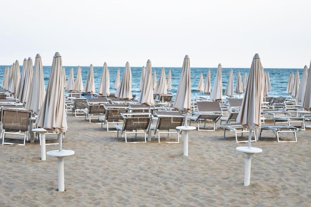 Апартаменты Piazza Nember Attico Con Vista Mare Лидо-ди-Езоло Экстерьер фото